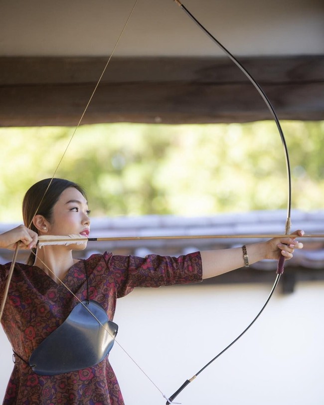 Segala bidang olahraga disukainya. Selain renang dan basket, wanita cantik berambut panjang itu juga jago memanah dan bermain ski.  Foto: Instagram (@kanakodate)