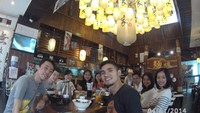 Lagi-lagi makan bersama atlet wushu. Restoran yang menyajikan sajian khas China jadi pilihan mereka. Hulaefi dan Lindswell terlihat duduk bersebelahan, nih. Foto: Facebook Achmad Hulaefi