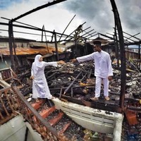 Kami sekeluarga memohon maaf. Tiada pesta pernikahan akan diadakan pada 1 Disember 2018. Saat menghitung hari bahagia 2 hari lagi, Tuhan uji kami sekeluarga dengan kebakaran rumah “total lost”, cerita Hasmi di akun Facebooknya dengan nama Asmieyz Zahariey yang viral. Foto: Facebook Asmieyz Zahariey