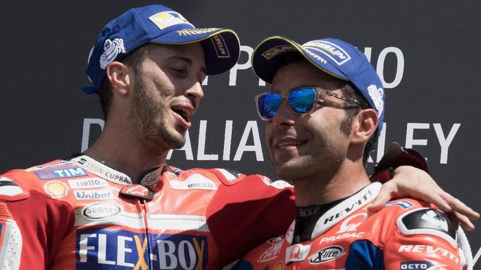 Danilo Petrucci dan Andrea Dovizoso akan berteman demi garasi Ducati yang lebih adem. (Foto: Mirco Lazzari gp/Getty Images) Danilo Petrucci dan Andrea Dovizoso akan berteman demi garasi Ducati yang lebih adem. (Foto: Mirco Lazzari gp/Getty Images)