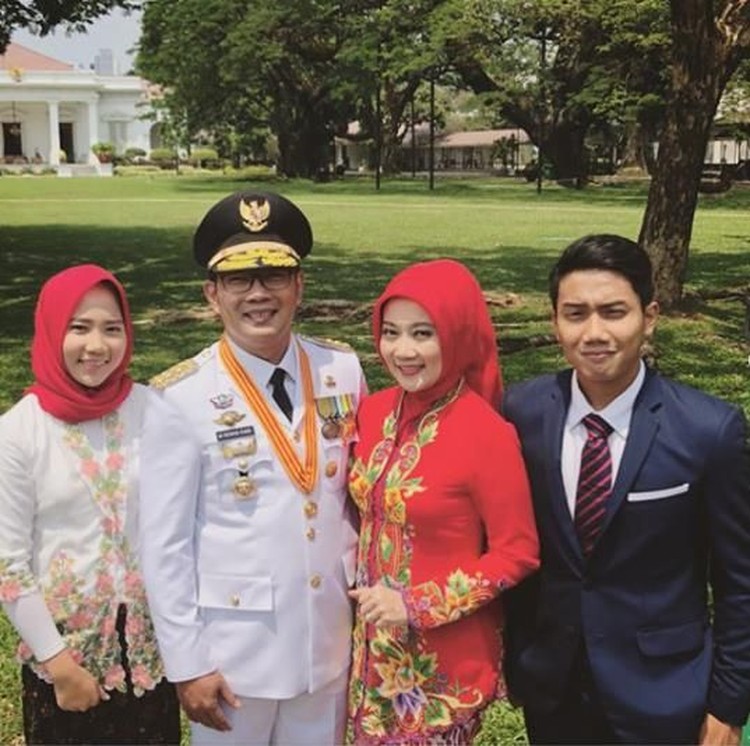 7 Foto Kedekatan Istri Ridwan Kamil dan Putra Sulungnya