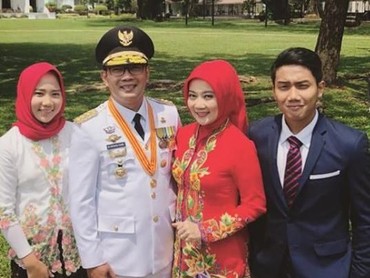 7 Foto Kedekatan Istri Ridwan Kamil dan Putra Sulungnya