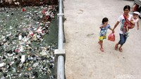 Selain itu, sampah yang menumpuk menimbulkan bau tak sedap ketika orang-orang melaluinya.