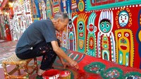 Pemerintah ingin menggusur tempat itu, namun Huang bergeming. Ia menyebut di desa itu adalah tempat rumah asli yang berasal dari Taiwan, lalu ia mulai melukisnya (Eliot Stein/BBC Travel)