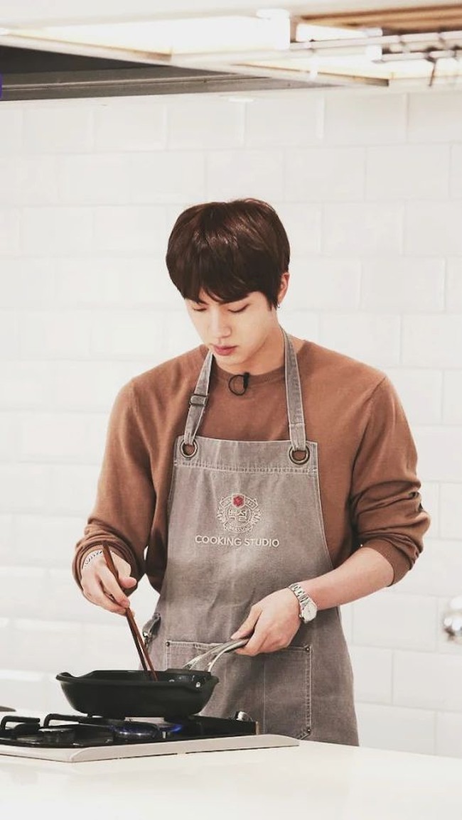 Bisa MasakSelain suka makan, Jin BTS juga bisa masak. Ia pun kerap menunjukkan keahliannya pada penggemar. Saat masak atau makan, Jin bahkan sering mendeskripsi rasa dan bahan selayaknya pakar. Foto: Instagram