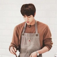 Bisa MasakSelain suka makan, Jin BTS juga bisa masak. Ia pun kerap menunjukkan keahliannya pada penggemar. Saat masak atau makan, Jin bahkan sering mendeskripsi rasa dan bahan selayaknya pakar. Foto: Instagram