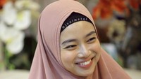 Penamplan Lindswell yang bikin adem ini pertama kali disambut Menpora dengan ucapan Assalamualaikum, yang dibalas dengan ucapan walaikumsalam oleh Lindswell. (Foto: Instagram Naif Alas @jonimetal)