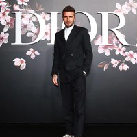 David Beckham pun diundang. Tampil dengan setelan serba hitam dan sneakers, suami Victoria Beckham itu menebar pesonanya. (Foto: Getty Images)