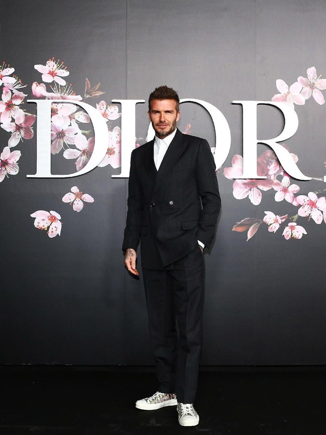 David Beckham pun diundang. Tampil dengan setelan serba hitam dan sneakers, suami Victoria Beckham itu menebar pesonanya. (Foto: Getty Images)
