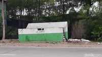 Tempat sampah di dekat gerbang wisata Anyer (M Iqbal/detikTravel)