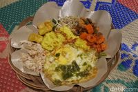 Nasi Bedagang: Gurih Pedas Nasi Kuning Ambon dengan Suwiran Ikan Cakalang
