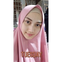 Sesuai dengan gayanya, Melody terlihat manis memakai gamis set berwarna dusty pink. Warna-warna lembut memang kerap dipilih Melody, seperti pada foto-foto prewedding-nya. Foto: Instagram/MelodyLaksani92