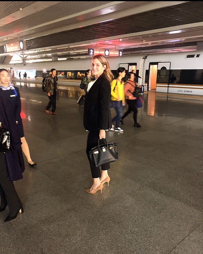 Inilah gaya Aerin saat di Shanghai. Tampil dengan setelan blazer, Aerin Lauder menenteng tas Hermesnya.  Foto: Instagram (@aerin)