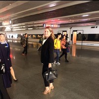 Inilah gaya Aerin saat di Shanghai. Tampil dengan setelan blazer, Aerin Lauder menenteng tas Hermesnya.  Foto: Instagram (@aerin)