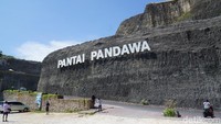 Pantai Pandawa berada di Kuta Selatan, Kabupaten Badung. Bila kamu tempuh dari Denpasar, jaraknya sekitar 27 Km dengan lama perjalanan dengan mobil 75 menit. (Syanti/detikTravel)