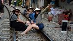 Foto: Mereka yang Bertaruh Nyawa Demi Selfie di Rel Kereta