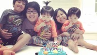 Di foto yang diunggah 16 Oktober lalu ini terlihat Ryan mendapat kue ulang tahun yang sederhana saat menginjak usia 7 tahun. Ia terlihat bahagia dan berpose dengan ayah, ibu, dan dua adik kembarnya. Foto: Instagram ryansfamilyreview  