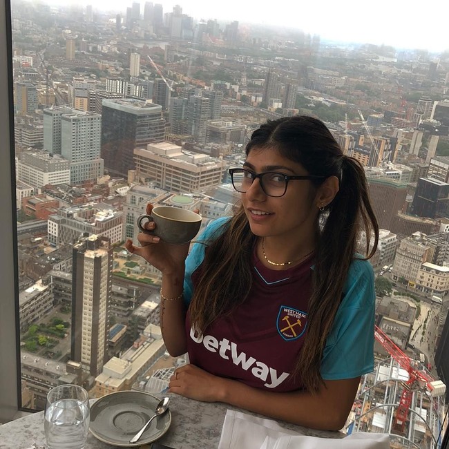 Mia Khalifa lahir di Beirut, Lebanon. Di usia 10 pada tahun 2001, Mia pindah ke Amerika Serikat. Saat usianya 21 tahun, Mia memutuskan menjadi bintang film dewasa.  Foto: Instagram (@miakhalifa)