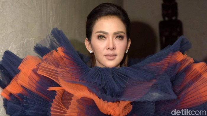 Syahrini saat syuting video klip di kawasan Wijaya.
