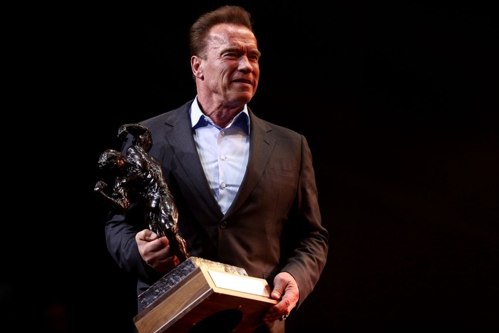 Ini momen di mana Schwarzenegger memegang trofi Arnold Classic tahun 2017. Meski begitu, usia memang memengaruhi. Ia mulai mencoba olahraga lain yang tidak telalu berat. Ketika saya bepergian, saya berkeliling dengan sepeda. Ketika saya pergi berbelanja atau membeli sesuatu, saya pergi naik sepeda. Karena dengan begitu, kamu dapat berolahraga kaki dan kamu melihat kota dengan cara yang sama sekali berbeda, katanya dalam salah satu wawancara. (Foto: Maddie Meyer / Getty Images) Ini momen di mana Schwarzenegger memegang trofi Arnold Classic tahun 2017. Meski begitu, usia memang memengaruhi. Ia mulai mencoba olahraga lain yang tidak telalu berat. Ketika saya bepergian, saya berkeliling dengan sepeda. Ketika saya pergi berbelanja atau membeli sesuatu, saya pergi naik sepeda. Karena dengan begitu, kamu dapat berolahraga kaki dan kamu melihat kota dengan cara yang sama sekali berbeda, katanya dalam salah satu wawancara. (Foto: Maddie Meyer / Getty Images)