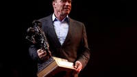 Ini momen di mana Schwarzenegger memegang trofi Arnold Classic tahun 2017. Meski begitu, usia memang memengaruhi. Ia mulai mencoba olahraga lain yang tidak telalu berat. Ketika saya bepergian, saya berkeliling dengan sepeda. Ketika saya pergi berbelanja atau membeli sesuatu, saya pergi naik sepeda. Karena dengan begitu, kamu dapat berolahraga kaki dan kamu melihat kota dengan cara yang sama sekali berbeda, katanya dalam salah satu wawancara. (Foto: Maddie Meyer / Getty Images)