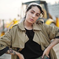 Kini, Ascia tampil memperlihatkan lebih banyak rambutnya. Ia tetap memakai turban seperti gaya khasnya, tapi memperlihatkan helaian rambut di bagian dahinya. Foto: Instagram/ascia