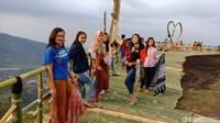 Traveler yang datang tentunya tak melewatkan kesempatan buat foto-foto (M Rofiq/detikTravel)