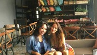 Tak hanya wine, Janisa juga suka ngopi. Lihat saja gaya santainya saat ngopi bersama temannya. Segelas es latte jadi pilihan Janisa. Foto: instagram @janisaas