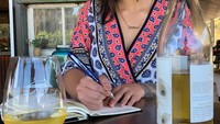Dara berambut panjang ini termasuk pencinta wine. Lihat saja posenya di depan sebotol wine. Ia juga tampaknya sedang menikmati wine ini. Foto: instagram @janisaas