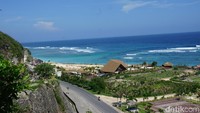 Jalanan menuju pantai diapit oleh 2 tebing tinggi yang menjadikan pantai ini memiliki primadona lain. Jalannya pun bagus, lebar dan beraspal. (Syanti/detikTravel)