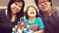 Ini dia perayaan ulang tahun Ryan ke 6. Kue bertuliskan nama RYAN dengan dominasi warna biru jadi kue ulang tahun Ryan tahun lalu. Foto: Instagram ryansfamilyreview  
