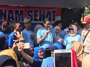 Senam Dua Jari di Malang, Emak-emak Histeris Lihat Sandiaga Uno