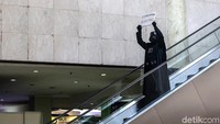 Darth Vader berkeliling gedung konferensi dengan membawa sejumlah kertas yang diantaranya bertuliskan I Hate KPK dan Corruption Death Price.