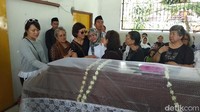 Para kerabat almarhum Nh Dini pun mencoba untuk menenangkan Lintang. Eko Susanto/detikFoto.