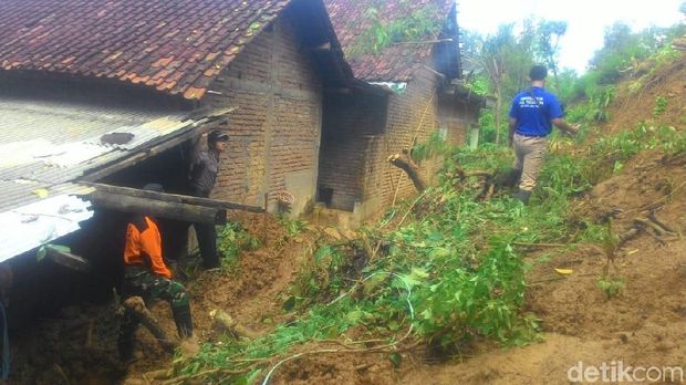 Longsor timpa rumah warga Trenggalek/