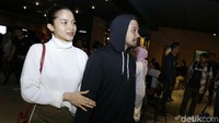 Tangan Putri selalu merangkul suaminya itu. Pool/Palevi S/detikFoto.