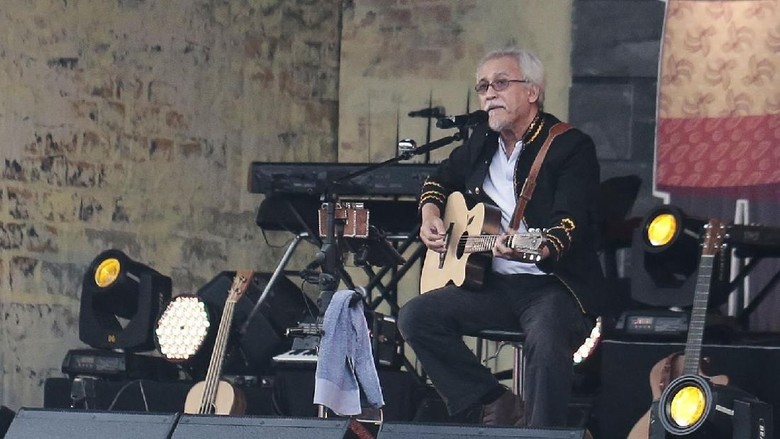 Sebelum Konser, Iwan Fals Serah Terima Pohon Pelangi Sebelum Konser, Iwan Fals Serah Terima Pohon Pelangi