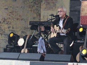 Sebelum Konser, Iwan Fals Serah Terima Pohon Pelangi