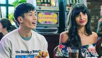 Masih dari lokasi syuting, Jameela hendak makan di sebuah restoran. Kali ini ditemani Manny Jacinto yang berperan sebagai Jason Mendoza. Foto: Instagram jameelajamil