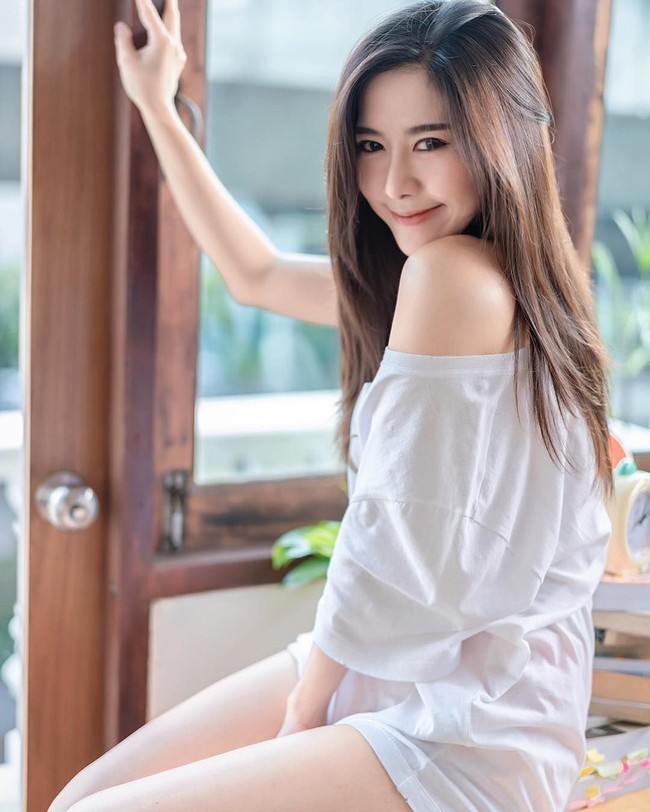 Bagaimana menurutmu dengan penampilan Punchisa dengan riasan natural flawless ini? Foto: Instagram @mint_phunchisa