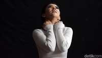 Syahrini mengatakan konsep di video klip Cintaku Kandas itu memang dibuat hitam putih. Pool/Noel/detikFoto.
