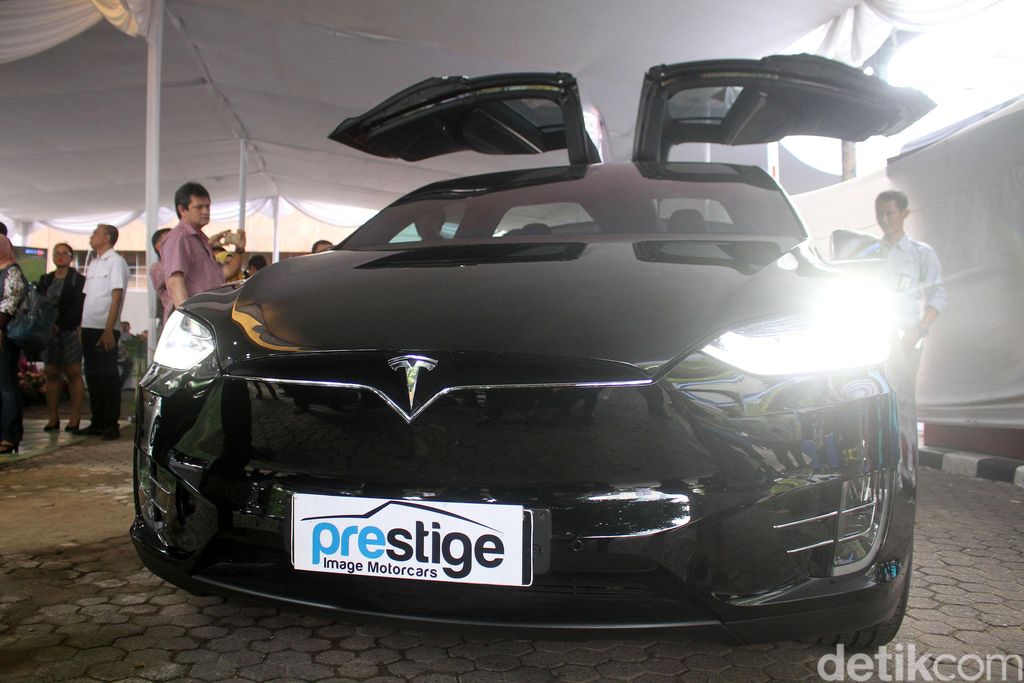 Mobil listrik Tesla Model X turut dihadirkan dalam peluncuran Stasiun Pengisian Listrik di BPPT Jakarta, Rabu (5/12/2018).