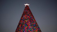 Pohon natal dari kursi plastik itu terpasang di Macroplaza, Kota Monterrey. (Foto: Dok. REUTERS/Daniel Becerril)
