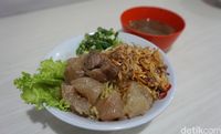 Pangsit Mie 168: Makan Bakmi Ayam Plus Kacang Mete yang Gurih Mulur