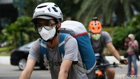 Dalam aksi tersebut, mereka juga memakai helm dan masker.