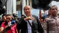 Sebelumnya, KPK telah menetapkan empat orang anggota DPRD Kalteng sebagai tersangka suap dalam kasus tersebut. Mereka adalah Ketua Komisi B DPRD Kalteng Borak Milton, Sekretaris Komisi B DPRD Kalteng Punding LH Bangkan, serta dua anggota Komisi B DPRD, yakni Arisavanah dan Edy Rosada.