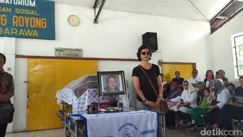 Dihadiri Anak Pertama, Kremasi Nh Dini Berlangsung Haru Dihadiri Anak Pertama, Kremasi Nh Dini Berlangsung Haru