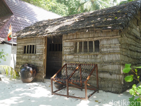Ini dibangun agar tamu-tamu juga tahu seperti apa rumah tradisional orang Maldives, dan di dalamnya terdapat peralatan sehari-hari yang lengkap (Kurnia/detikTravel) Ini dibangun agar tamu-tamu juga tahu seperti apa rumah tradisional orang Maldives, dan di dalamnya terdapat peralatan sehari-hari yang lengkap (Kurnia/detikTravel)