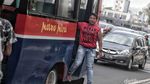 Potret Sedih Senja Kala Metromini di Jakarta