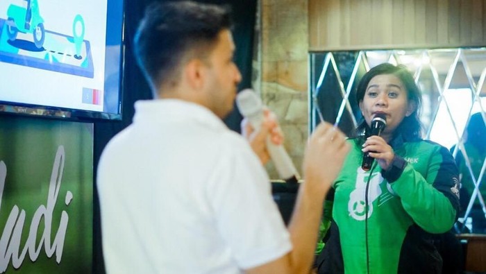 Sejumlah driver Go-Jek mendapat pelatihan Bahasa Inggris untuk bisa melayani warga negara asing yang menggunakan Go-Jek. Foto: Dok. Go-Jek Sejumlah driver Go-Jek mendapat pelatihan Bahasa Inggris untuk bisa melayani warga negara asing yang menggunakan Go-Jek. Foto: Dok. Go-Jek